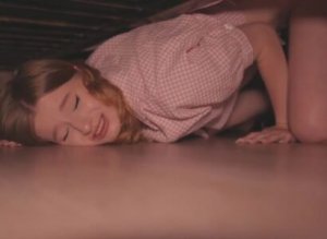 Vì vậy, chị kế đang bị mắc kẹt dưới gầm giường